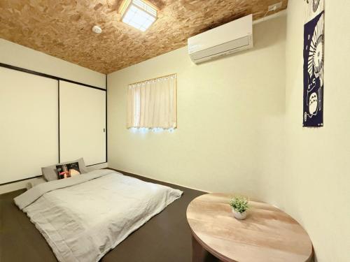 Postel nebo postele na pokoji v ubytování 関空難波直通駅まで6分隠れ家関西小屋