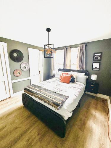 a bedroom with a large bed in a room at 1 Bed1 Bath Condo Wkitchenlr-sleeps Up To 4pp in Russell