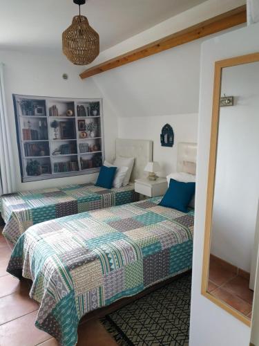 une chambre avec deux lits et un miroir dans l'établissement SWANARA HOLIDAYS, à Sarlat-la-Canéda