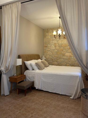 A bed or beds in a room at Hospitality M7