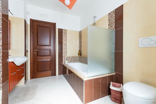 un bagno con un water, un lavandino e uno specchio di Villa Vesuvio a Boscotrecase