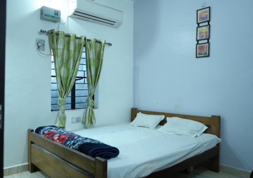 Postel nebo postele na pokoji v ubytování riru girls hostel