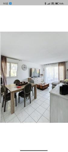 un grand salon avec une table et des chaises dans l'établissement Super 3 pièces cannes, à Cannes