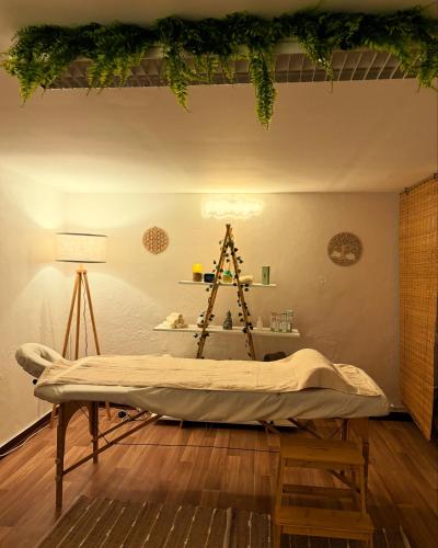 - un lit dans un dortoir avec une échelle sur le mur dans l'établissement Gîte Daletxea entre océan et montagne, à Cagnotte