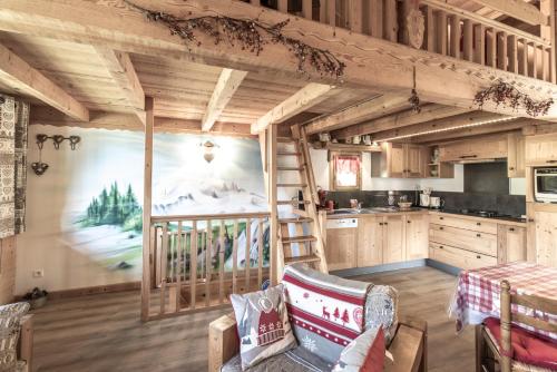 - une cuisine avec une grande fenêtre dans une cabane en rondins dans l'établissement Chalet Bel Andain, à Hauteluce
