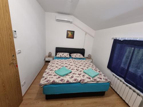 Postel nebo postele na pokoji v ubytování Apartma Patricija - big apartment for 6