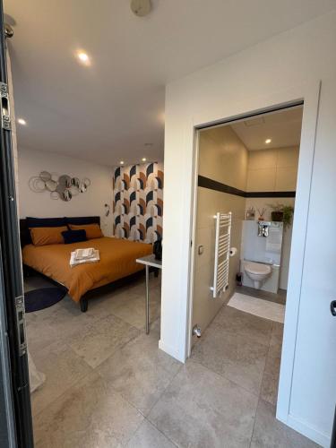 - une chambre avec un lit et une salle de bains dans l'établissement Villa Elimia piscine privée & chauffée, à Antibes
