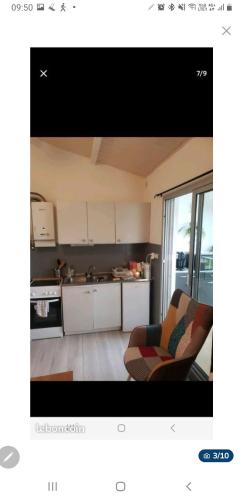 une vue d'une cuisine avec un canapé et une chaise dans l'établissement Bel appartement proche plage richelieu, au Cap d'Agde