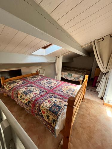 - une chambre mansardée avec un lit dans l'établissement Belle maison de vacances semi climatisée, clôturée, véranda, 6 couchages, résidence LE VILLAGE DE LA MER LRVM93, à Portiragnes