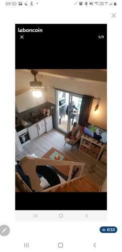 - une vue sur un salon avec un canapé et une chambre dans l'établissement Bel appartement proche plage richelieu, au Cap d'Agde