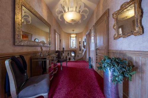 a hallway with a mirror and a vase with a plant at La Belle Demeure - Piscine privée in Saverdun