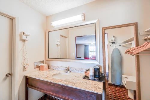 Ένα μπάνιο στο Lone Star Inn by OYO Vernon Texas Hwy 287