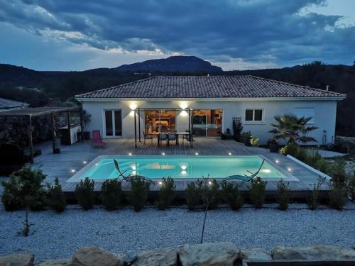 une villa avec piscine devant une maison dans l'établissement Paisible villa avec piscine proche du Pic Saint-Loup, à Saint-Jean-de-Cuculles