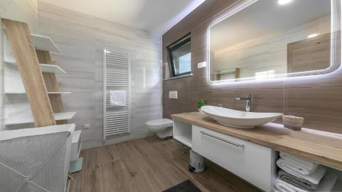 Et badeværelse på Villa Althea by Villas Holiday