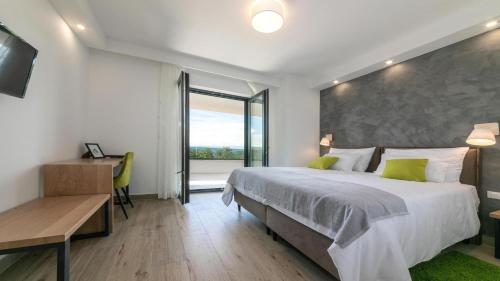 En eller flere senge i et værelse på Villa Althea by Villas Holiday