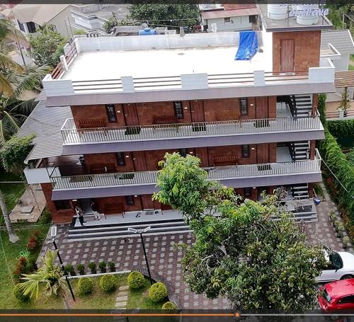 an overhead view of a building with a parking lot at DOLPHIN ENCLAVE SERVICE STUDIO APARTMENTS in Kalpetta