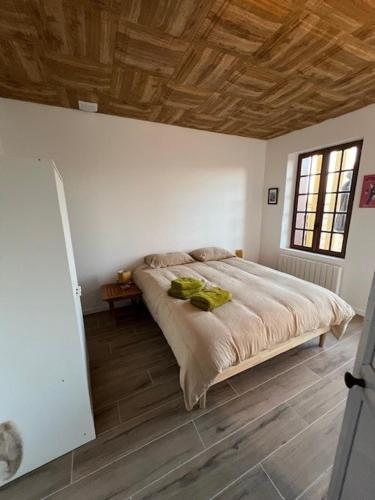 une chambre avec un lit et un parquet dans l'établissement La Parenthèse en bord de seine, à Muids