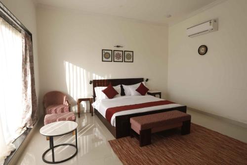 Una cama o camas en una habitación de Gokul Jawai