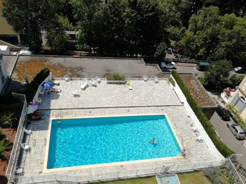- une vue sur la grande piscine dans l'établissement Studio centre ville, parking, balcon, piscine, à Aix-les-Bains