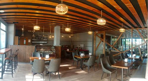 Restaurant o un lloc per menjar a Lagoon Lodge
