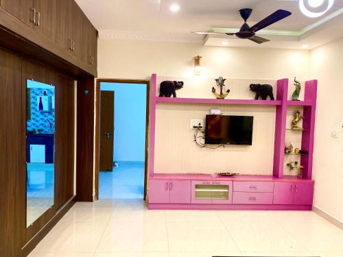 TV a/nebo společenská místnost v ubytování Villa de dunes 369 Cherry Croft-Premium Pent house with Hot bath Tub near ECity