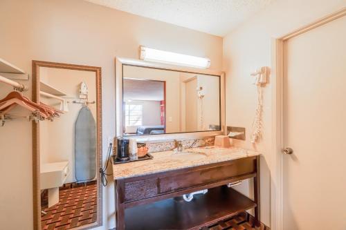 Ένα μπάνιο στο Lone Star Inn by OYO Vernon Texas Hwy 287