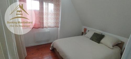 une petite chambre avec un lit blanc et une fenêtre dans l'établissement Grand 2 pièces, super équipé, 2 pas du centre-ville 