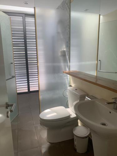 Un baño blanco con inodoro y lavabo. en Villa biển nghỉ dưỡng Oceanami Long Hải, en Long Hai