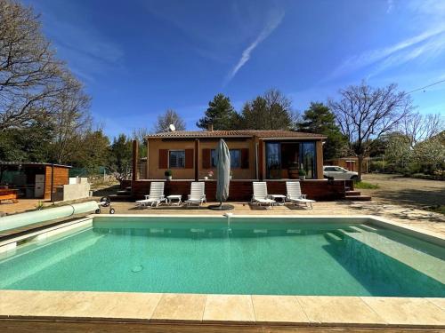 Charmante villa avec piscine et calme, Régusse