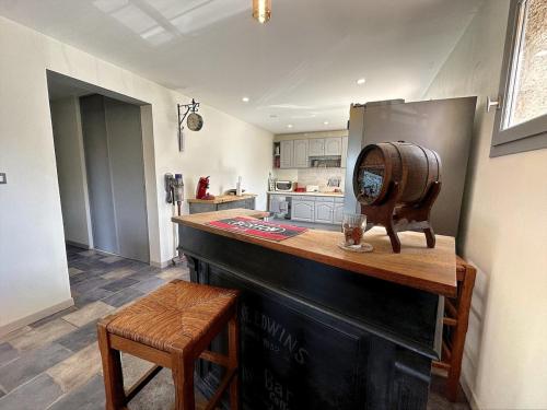 une cuisine avec un comptoir avec un tonneau dessus dans l'établissement Charmante villa avec piscine et calme, Régusse, à Régusse