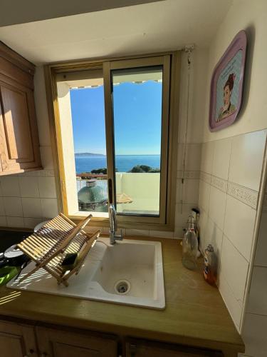 un comptoir de cuisine avec un évier et une fenêtre dans l'établissement NICE, Exceptional Sea View, Top Floor, Parking, à Nice