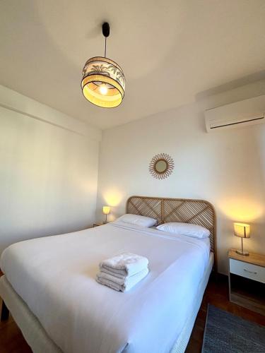 une chambre avec un lit avec des serviettes dessus dans l'établissement NICE, Exceptional Sea View, Top Floor, Parking, à Nice