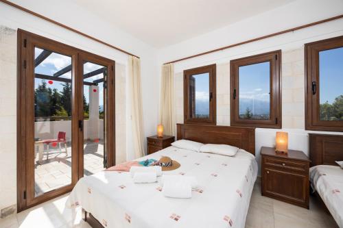 Katil atau katil-katil dalam bilik di Villa Nikolas Large Private Pool AC WiFi