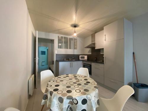 une cuisine et une salle à manger avec une table et des chaises dans l'établissement Ch3-0 Les cosy Nancy by Rock in Share, à Nancy