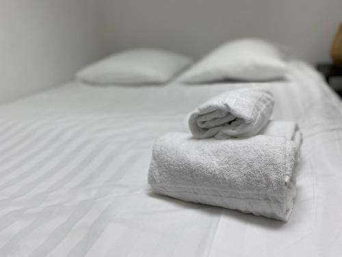 une pile de serviettes posée sur un lit dans l'établissement Ch3-0 Les cosy Nancy by Rock in Share, à Nancy