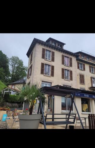 - un grand bâtiment avec une tente en face dans l'établissement Le randonneur, à Vic-sur-Cère