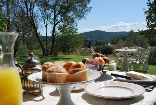 a table with muffins andcakes on top at Masia Can Sisó in Crespiá