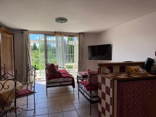 Photo de la galerie de l'établissement Seasonal rental in the heart of the Alpilles, à Fontvieille