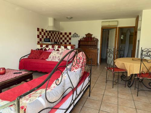 Photo de la galerie de l'établissement Seasonal rental in the heart of the Alpilles, à Fontvieille