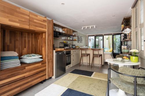 - une cuisine et un coin repas dans une petite maison dans l'établissement Square Studio, à Neuilly-sur-Seine