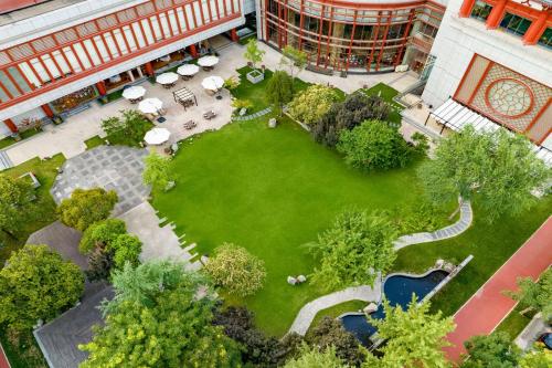 einen Blick über einen Garten in einem Gebäude in der Unterkunft Shangri-La Xian in Xi'an