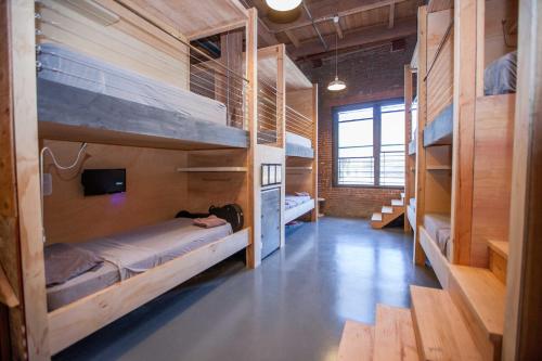 Poschodová posteľ alebo postele v izbe v ubytovaní PodShare DTLA