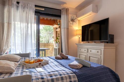 une chambre avec un lit avec un bol de fruits dessus dans l'établissement Sanary soleil et douceur 3, à Sanary-sur-Mer