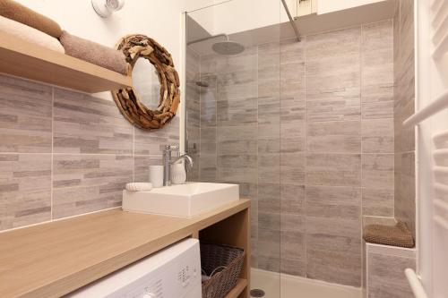 une salle de bain avec un lavabo et un miroir dans l'établissement Sanary soleil et douceur 3, à Sanary-sur-Mer
