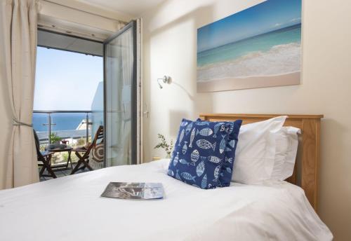 Ένα ή περισσότερα κρεβάτια σε δωμάτιο στο 15 The Sands, Carbis Bay