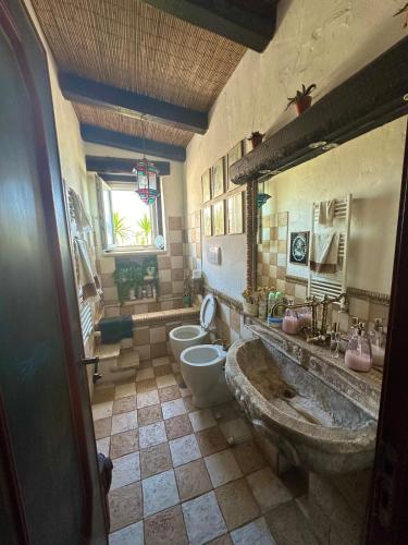 ein großes Bad mit 2 WCs und 2 Waschbecken in der Unterkunft nicolashouse on the sea 2 in Bari