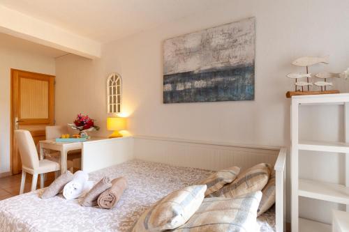 une chambre avec un lit et un bureau dans l'établissement Sanary Soleil Et Douceur Iv, à Sanary-sur-Mer