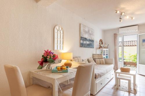 un salon avec une table et un canapé dans l'établissement Sanary Soleil Et Douceur Iv, à Sanary-sur-Mer