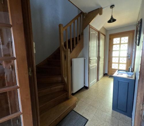 un couloir avec un escalier en bois dans une maison dans l'établissement Gîte « Les Oyats » à 400 m de la plage, à Équihen-Plage