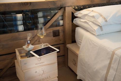 a bottle of wine in a box next to a bed at Riofavara Winery in Val di Noto in Ispica